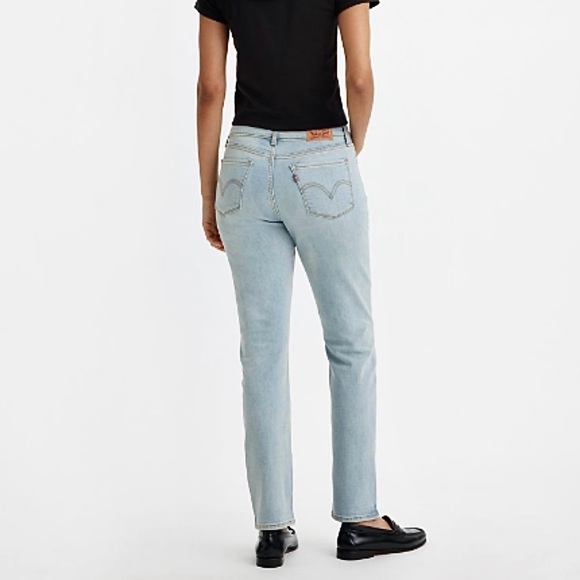 Women's Levi's® Classic Straight-Leg Light Wash Jeans - Picture 3 of 15